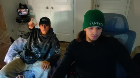 Snapshot of apachewithawebcam chatting on 12/20/25, 08:27 ApacheWithWebcam online show from 12/20/25, 08:27