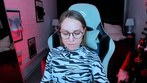 Snapshot of aphexqueen chatting on 12/06/24, 04:49 APHEX QUEEN online show from 12/06/24, 04:49