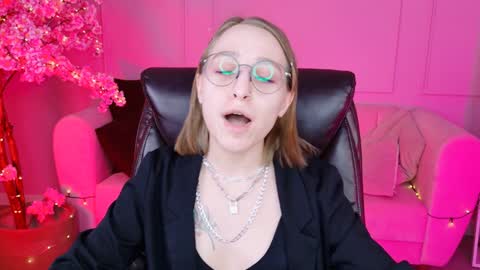 Snapshot of aphexqueen chatting on 12/13/24, 04:27 APHEX QUEEN online show from 12/13/24, 04:27