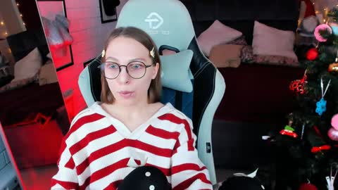 Snapshot of aphexqueen chatting on 12/17/24, 04:32 APHEX QUEEN online show from 12/17/24, 04:32