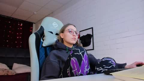 Snapshot of aphexqueen chatting on 02/10/25, 08:21 APHEX QUEEN online show from 02/10/25, 08:21