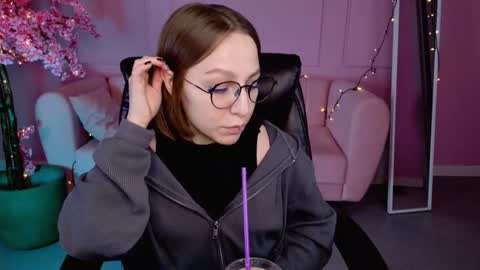 Snapshot of aphexqueen chatting on 02/28/25, 01:03 APHEX QUEEN online show from 02/28/25, 01:03