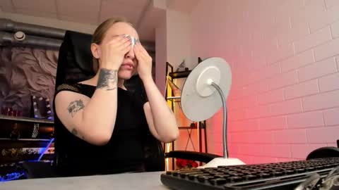 Snapshot of aphexqueen chatting on 09/12/25, 09:09 APHEX QUEEN online show from 09/12/25, 09:09