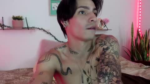 Snapshot of apolo01_ chatting on 01/01/25, 05:00 Apolo online show from 01/01/25, 05:00