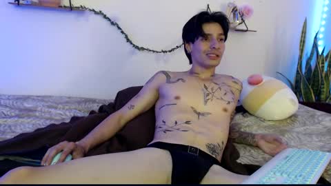 Snapshot of apolo01_ chatting on 01/12/25, 04:08 Apolo online show from 01/12/25, 04:08