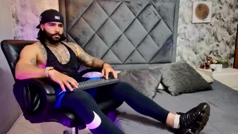 Snapshot of apolo_rousse chatting on 10/06/25, 10:18 Apolo online show from 10/06/25, 10:18