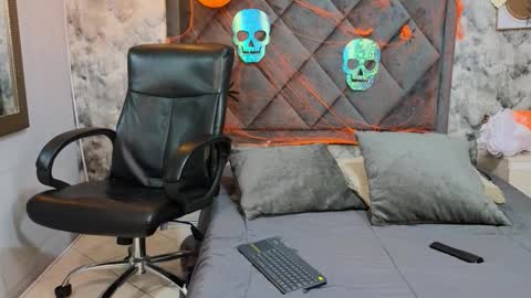 Snapshot of apolo_rousse chatting on 10/14/25, 09:26 Apolo online show from 10/14/25, 09:26