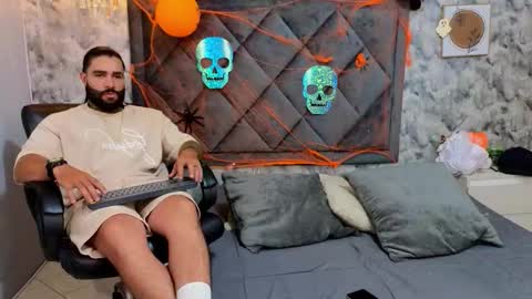 Snapshot of apolo_rousse chatting on 10/16/25, 09:05 Apolo online show from 10/16/25, 09:05