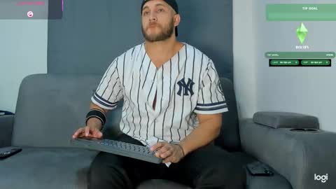 Snapshot of apolo_strange chatting on 10/31/25, 05:08 apolo_strange online show from 10/31/25, 05:08