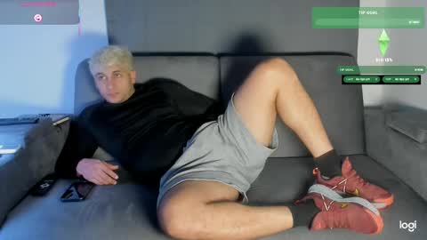 Snapshot of apolo_strange chatting on 11/20/25, 12:33 apolo_strange online show from 11/20/25, 12:33