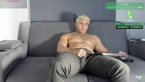 Snapshot of apolo_strange chatting on 11/22/25, 11:04 apolo_strange online show from 11/22/25, 11:04