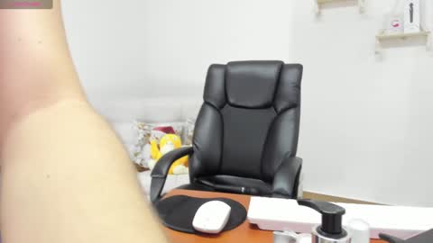 Snapshot of aprildubois_ chatting on 12/05/24, 08:22 April online show from 12/05/24, 08:22