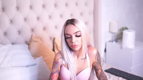 Snapshot of aprilhadid chatting on 07/24/26, 05:22 Laura online show from 07/24/26, 05:22