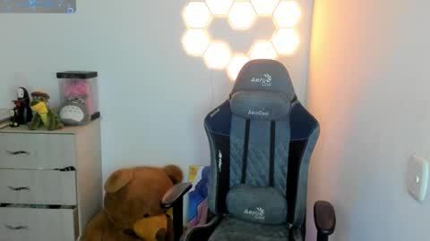 aqua emilly online show from 10/23/25, 11:03