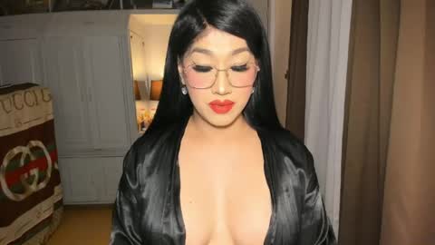 Snapshot of aqueenofcumxx chatting on 04/21/26, 02:51 Alicia online show from 04/21/26, 02:51