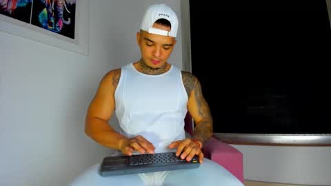 Snapshot of aquiles_elpapi chatting on 09/26/25, 12:42 AquilesElpapi online show from 09/26/25, 12:42
