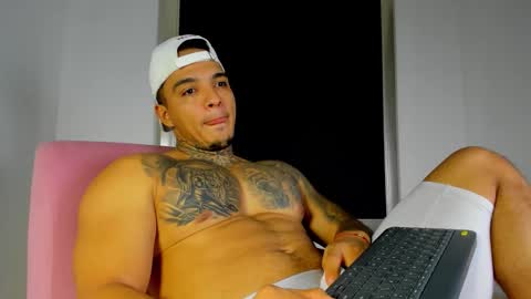 Snapshot of aquiles_elpapi chatting on 10/09/25, 02:31 AquilesElpapi online show from 10/09/25, 02:31