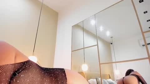  Ara Ferrer  online show from 11/19/25, 07:58