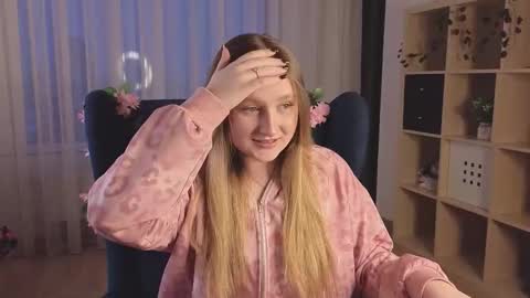 Snapshot of aracelieovaldi chatting on 12/14/25, 04:18 Valentina online show from 12/14/25, 04:18