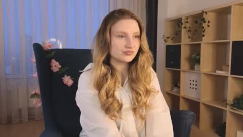 Snapshot of aracelieovaldi chatting on 12/16/25, 04:17 Valentina online show from 12/16/25, 04:17