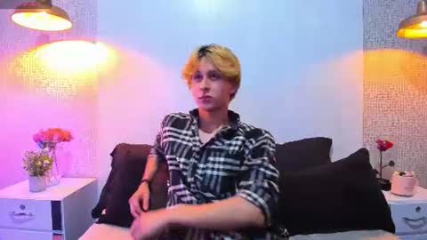 Snapshot of archie6_ chatting on 08/08/26, 04:25 your archie online show from 08/08/26, 04:25