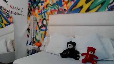 Snapshot of aria_martiin chatting on 10/17/25, 12:19 aria online show from 10/17/25, 12:19