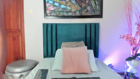 Snapshot of ariadnaholt chatting on 11/09/25, 02:15 AriadnaHolt online show from 11/09/25, 02:15