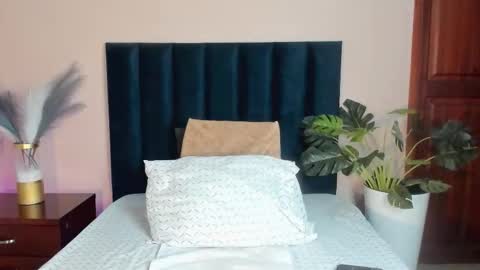 Snapshot of ariadnaholt chatting on 12/15/25, 11:25 AriadnaHolt online show from 12/15/25, 11:25