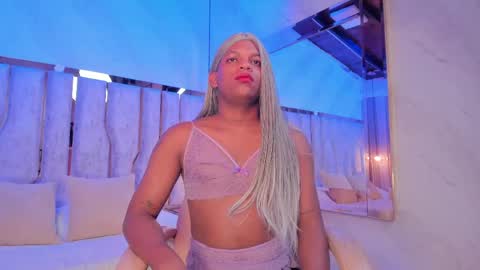 ariana_grande233 online show from 04/15/26, 11:39