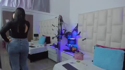  ariana  online show from 10/22/25, 05:02