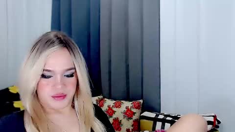 Snapshot of arianne_xoxo777 chatting on 03/05/25, 12:00 ARIANNE CUMS online show from 03/05/25, 12:00