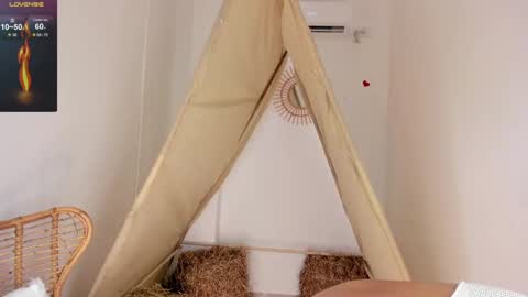 Snapshot of ariella_ruiz chatting on 09/19/25, 12:06 A R I online show from 09/19/25, 12:06