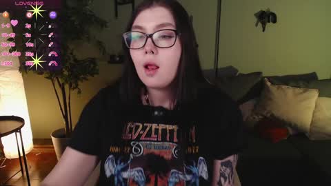 Snapshot of arizonaa_muse chatting on 12/05/24, 03:28 Astrid online show from 12/05/24, 03:28
