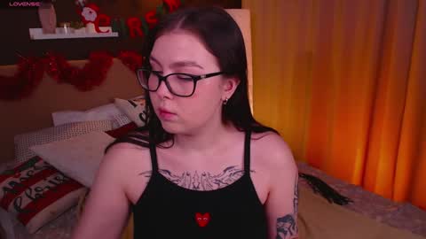 Snapshot of arizonaa_muse chatting on 12/28/24, 12:24 Astrid online show from 12/28/24, 12:24