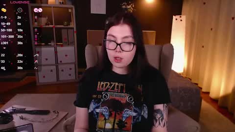 Snapshot of arizonaa_muse chatting on 02/21/25, 12:27 Astrid online show from 02/21/25, 12:27