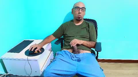 Snapshot of arnelux72 chatting on 07/12/26, 05:42 arnelux72 online show from 07/12/26, 05:42