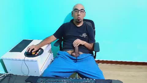 Snapshot of arnelux72 chatting on 07/13/26, 05:32 arnelux72 online show from 07/13/26, 05:32