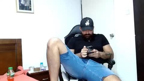 Snapshot of aronmiller404 chatting on 10/21/25, 05:13 aronmiller online show from 10/21/25, 05:13