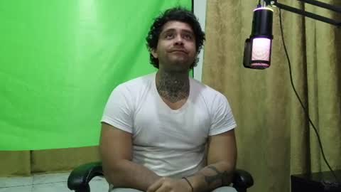 Snapshot of aronmiller404 chatting on 07/20/26, 10:18 aronmiller online show from 07/20/26, 10:18