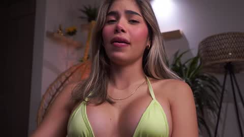 Snapshot of artemia_ chatting on 12/12/24, 02:04 Amanda online show from 12/12/24, 02:04