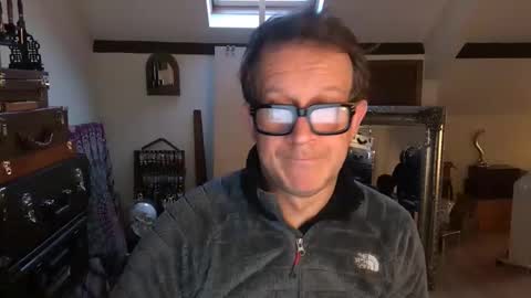 artisterotic online show from 11/19/25, 08:36