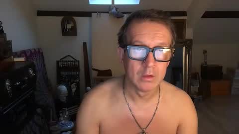 artisterotic online show from 12/21/25, 10:22