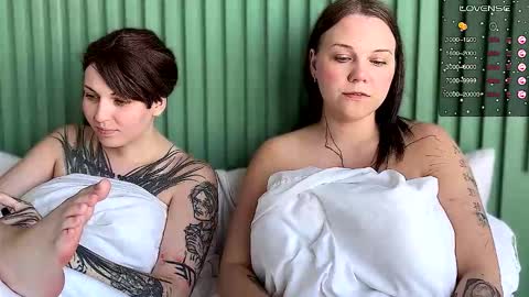 Snapshot of arya_stark7 chatting on 09/20/25, 09:43 Arya brunett and Cassie blond online show from 09/20/25, 09:43