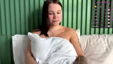 Snapshot of arya_stark7 chatting on 10/07/25, 12:19 Arya brunett and Cassie blond online show from 10/07/25, 12:19