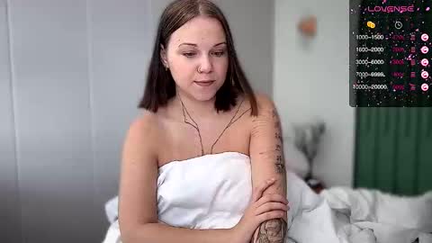 Snapshot of arya_stark7 chatting on 10/17/25, 02:15 Arya brunett and Cassie blond online show from 10/17/25, 02:15