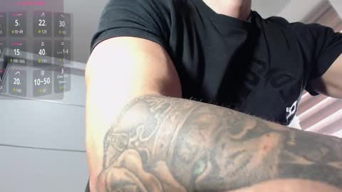 Snapshot of aryanaian1 chatting on 10/18/25, 11:33 AryanAian1 online show from 10/18/25, 11:33