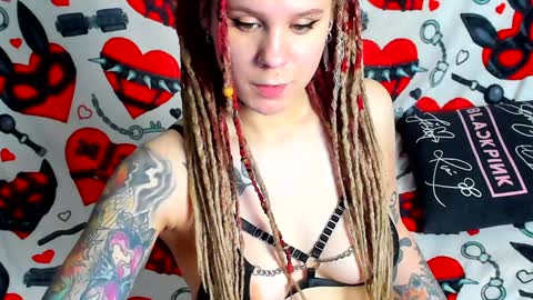 Snapshot of ash_dest1ny chatting on 12/18/24, 09:18 Ash online show from 12/18/24, 09:18