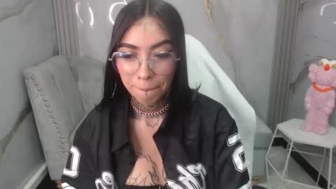 Snapshot of ashley_blum_v chatting on 10/19/25, 01:01 ashley_blum_v online show from 10/19/25, 01:01