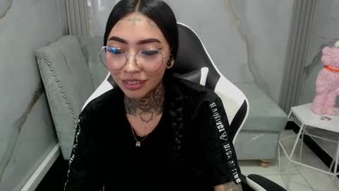 Snapshot of ashley_blum_v chatting on 11/28/25, 10:01 ashley_blum_v online show from 11/28/25, 10:01