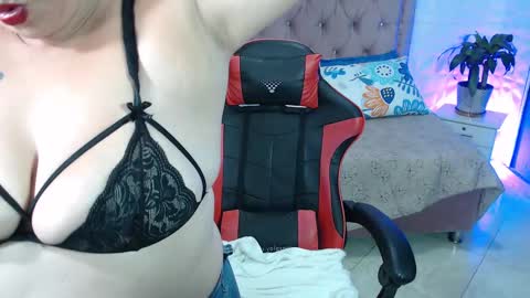 Snapshot of ashley_prg2 chatting on 02/19/25, 10:01 Ashley online show from 02/19/25, 10:01